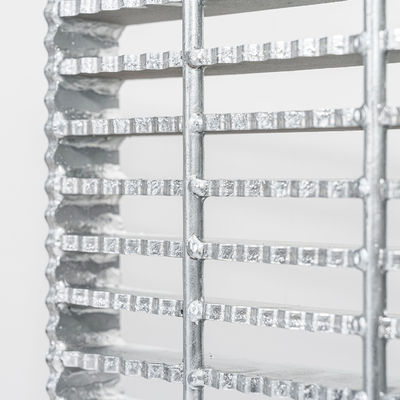 30mm Bearing Bar Spacing Industrial Steel Grating With Welding Process And Silver Surface