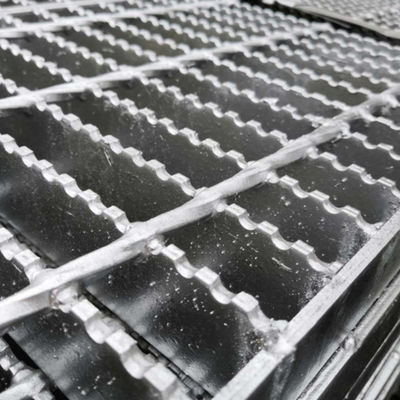 Safety Q235 Silver Color 2mm Galvanized Steel Grating For Stair Tread