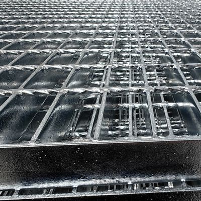 비용 효율적인 편리한 핫 덤프 된 진열 된 톱니 된 그레이팅 30 X 5 밀리미터 진열 된 톱니 된 강철 그레이팅 타입2