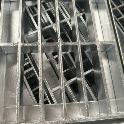 레이저 절단 헤테로섹슈얼 스틸 그레이팅 창고 사용을위한 다양한 모양으로 구부리는