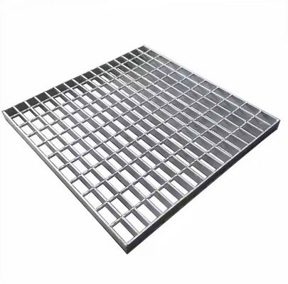 평면 표면 100mm 교차 바 간격 트위스트 산업용 강철 격자 고내구성