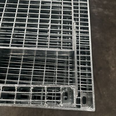 Industrial steel grating adopts interlocking load and cross bars for high strength and stable performance.